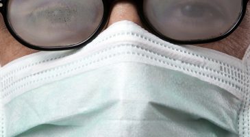 Masques obligatoire : comment éviter la buée sur vos lunettes