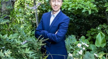Vacances : Stéphane Bern appelle à visiter la France cet été
