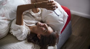 Selon Tinder, voici les 21 questions à poser après un match pour conclure