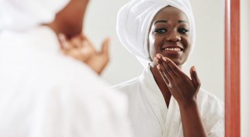 2 femmes sur 5 ont cette très mauvaise habitude qui abîme la peau