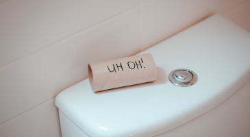 Avoir une bouteille d’eau dans ses toilettes est plus hygiénique