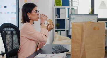 Maigrir : manger devant votre écran pourrait ralentir votre perte de poids