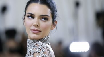 Kendall Jenner affiche une chevelure ROUSSE pour son retour à la Fashion Week