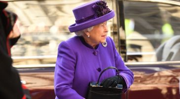 Si la reine Elizabeth II portait son sac de cette façon, c'était un signe "très inquiétant", selon un historien