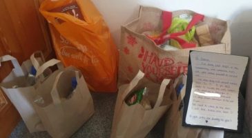 Cette mère de famille s'écroule en découvrant des courses sur son palier avec une lettre