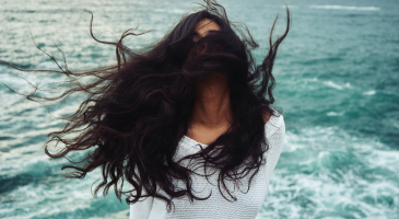 Elle ne se lave plus les cheveux depuis 6 ans (voici le résultat)