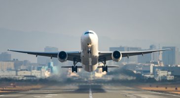 Une femme meurt en plein vol, sa famille est contrainte de rester à côté de sa dépouille pendant 8 heures