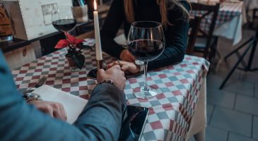 Les célibataires boiraient plus que les personnes en couple