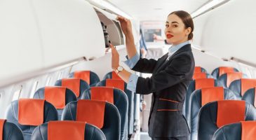 "Je suis hôtesse de l'air et voici l'erreur à éviter que TOUS les passagers font en avion"